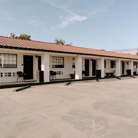 The Cowboy Motel Camp Wood Экстерьер фото
