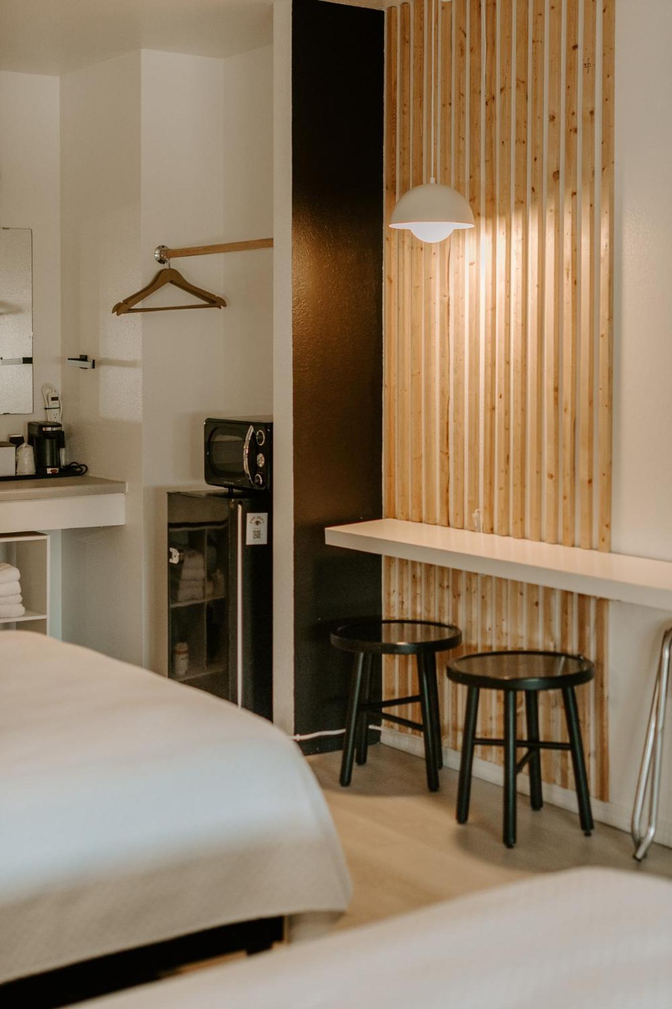 The Cowboy Motel Camp Wood Экстерьер фото