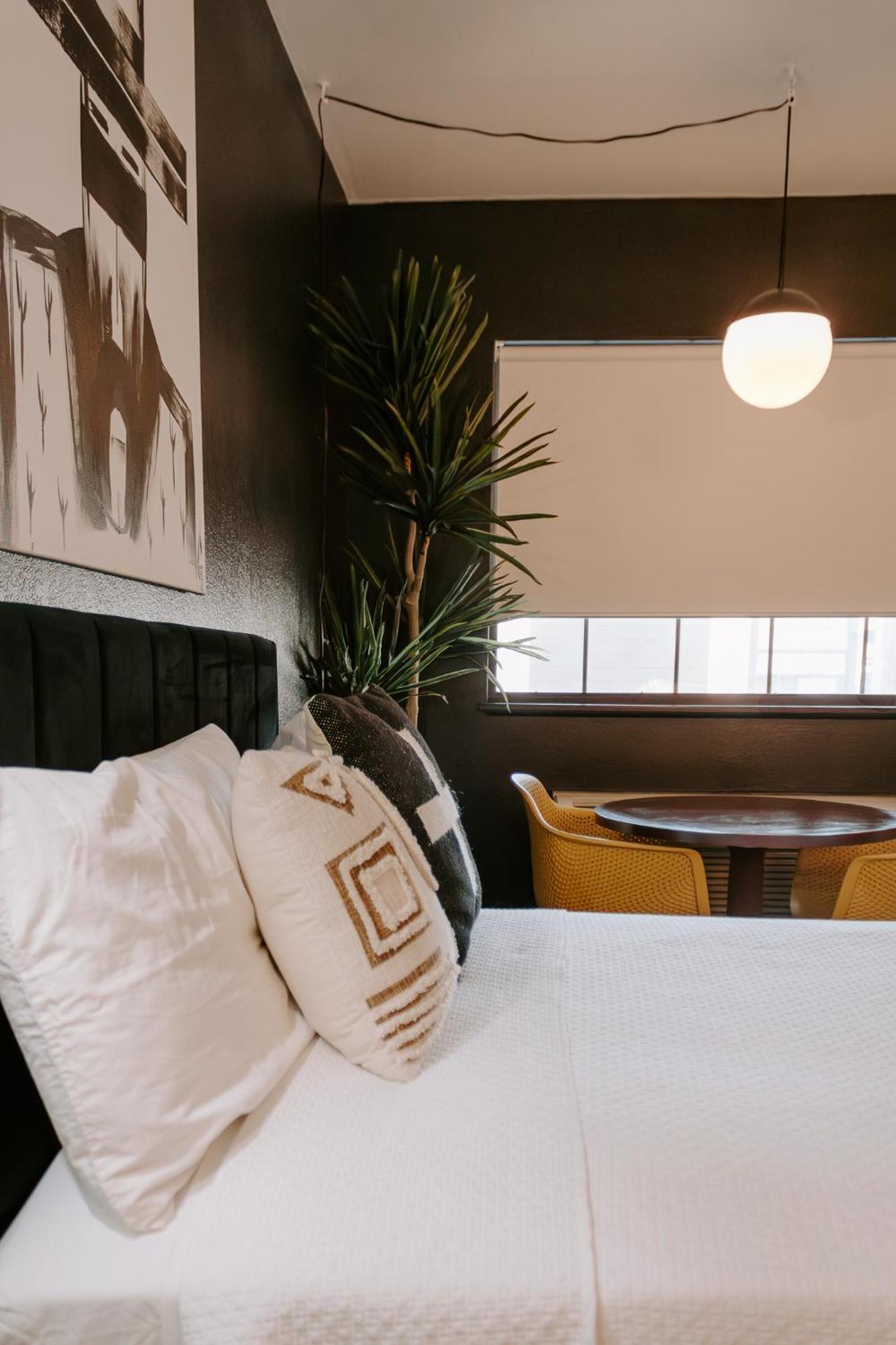 The Cowboy Motel Camp Wood Экстерьер фото