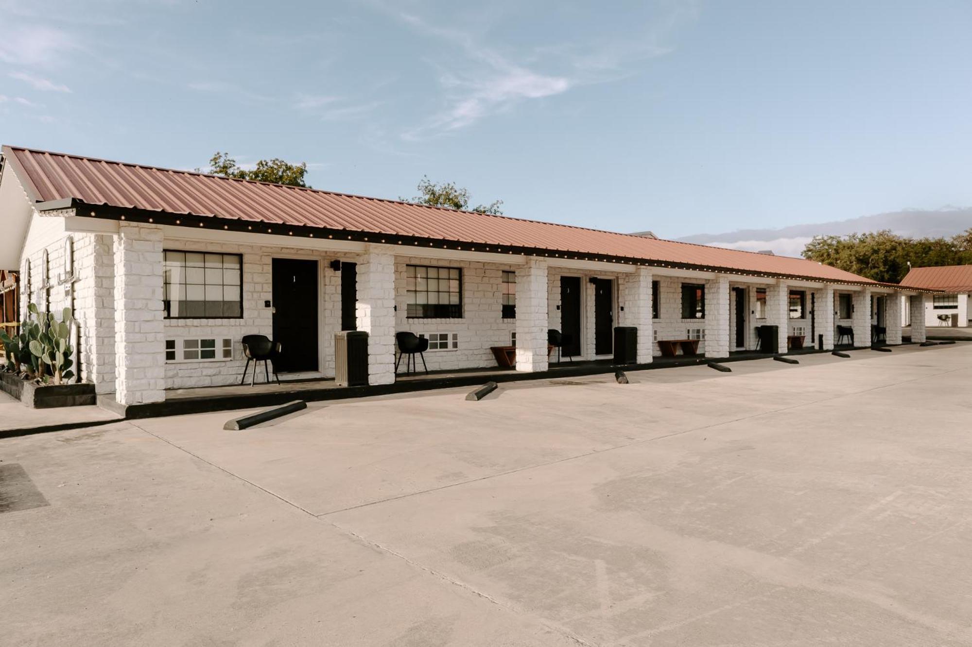 The Cowboy Motel Camp Wood Экстерьер фото