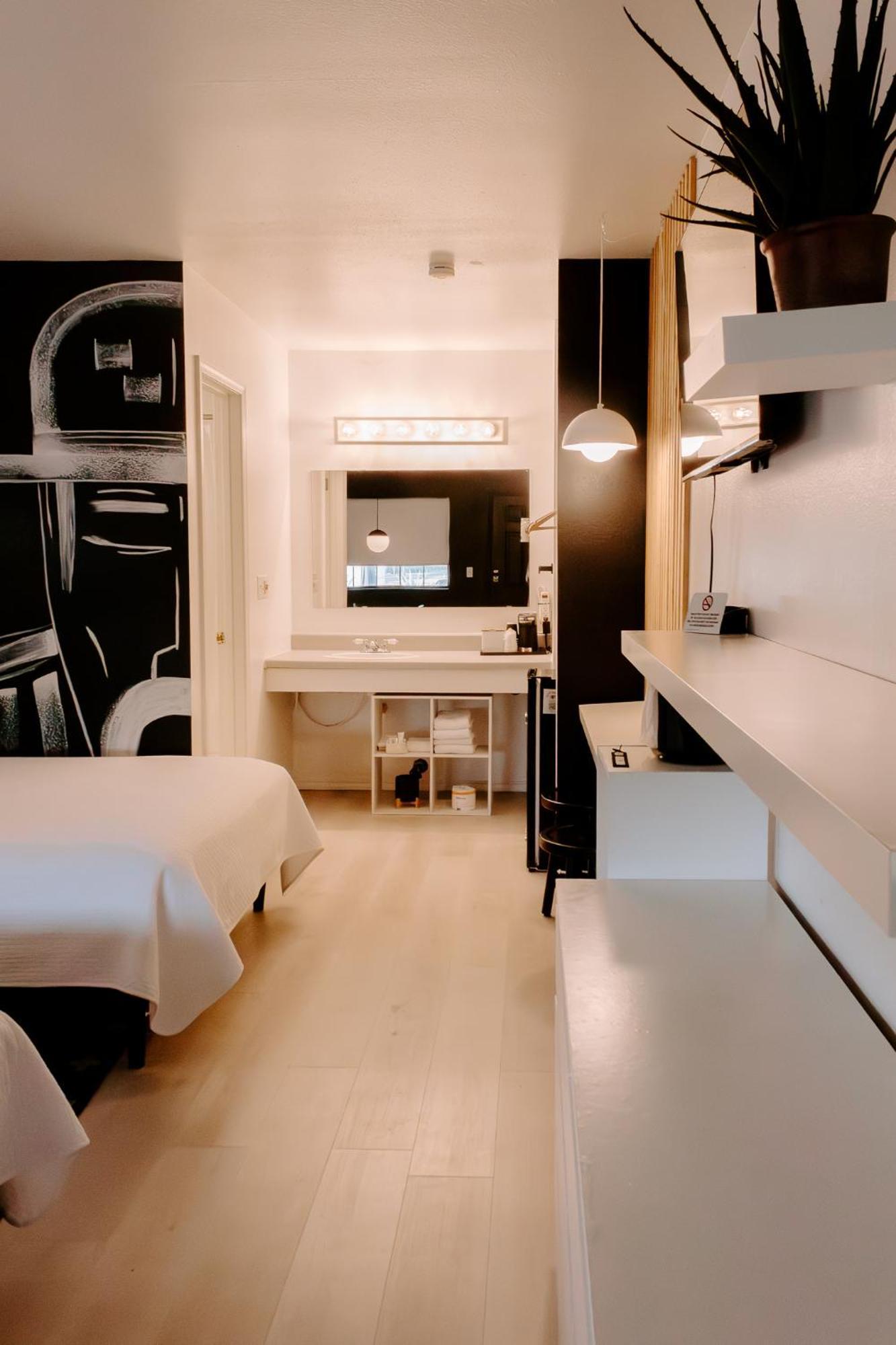 The Cowboy Motel Camp Wood Экстерьер фото