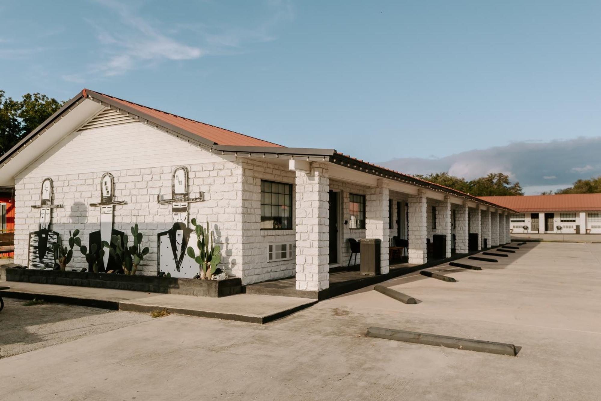 The Cowboy Motel Camp Wood Экстерьер фото